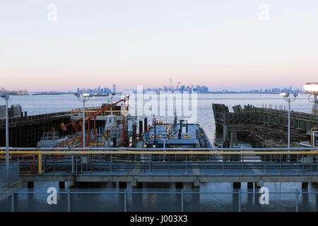 Staten Island NY-Febbraio 19, 2917: vista di Manhattan da Staten Island Ferry Terminal. Traghetto porta oltre 21 milioni di passeggeri ogni anno sulla 5.2 Foto Stock