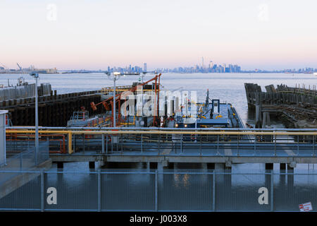 Staten Island NY-Febbraio 19, 2917: vista di Manhattan da Staten Island Ferry Terminal. Traghetto porta oltre 21 milioni di passeggeri ogni anno sulla 5.2 Foto Stock