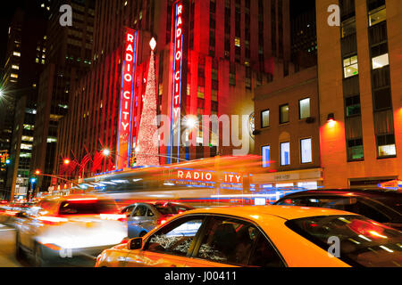 La città di New York, Stati Uniti d'America - 1 Gennaio 2017: Brillano le luci di Natale della Radio City Music Hall di New York City di notte. Foto Stock