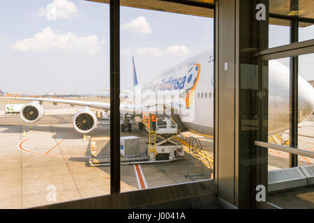 La città di New York, STATI UNITI D'AMERICA-maggio 28,2016: Lufthansa piano della compagnia aerea è in corso di preparazione per il decollo al JFK Airport Terminal. Foto Stock