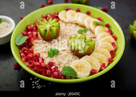 Gustosa e salutare porridge di fiocchi d'avena con frutta, bacche e semi di lino. Una sana prima colazione. Cibo per il fitness. Una corretta alimentazione. Foto Stock