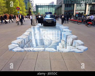 La Range Rover Velar vista al Canary Wharf di Londra. Crediti: Alamy Live News Foto Stock