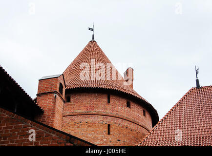 Close-up di un'arancia tetto di tegole del Castello di Trakai, Lituania. Foto Stock