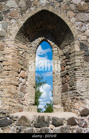 Una vista attraverso una finestra di un antico castello di Sigulda, Lettonia. Foto Stock