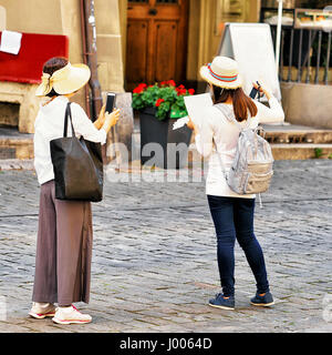 Donne asiatiche turisti in Kramgasse street nel centro della città vecchia di Berna, Svizzera Foto Stock