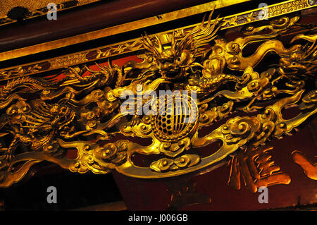 HANOI, VIETNAM - 19 febbraio 2013: il golden interno del Bach ma temple di Hanoi è stata decorata nel periodo medievale Foto Stock