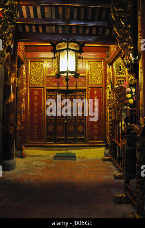 HANOI, VIETNAM - 19 febbraio 2013: il golden interno del Bach ma temple di Hanoi è stata decorata nel periodo medievale Foto Stock