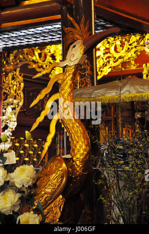 HANOI, VIETNAM - 19 febbraio 2013: il golden interno del Bach ma temple di Hanoi è stata decorata nel periodo medievale Foto Stock