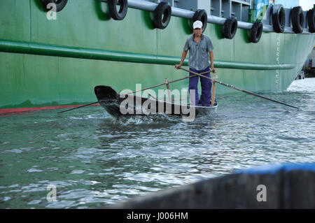 CAN THO, VIETNAM - Febbraio 17, 2013: tipico shack case, Riverside stils case lungo il delta del Mekong. La gente dalla periferia sono vive in povert Foto Stock