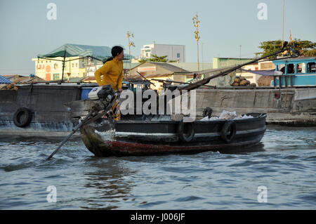 CAN THO, VIETNAM - Febbraio 17, 2013: tipico shack case, Riverside stils case lungo il delta del Mekong. La gente dalla periferia sono vive in povert Foto Stock