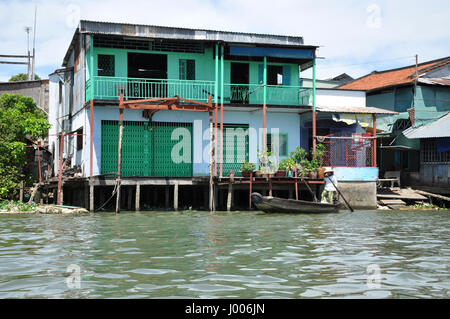 CAN THO, VIETNAM - Febbraio 17, 2013: tipico shack case, Riverside stils case lungo il delta del Mekong. La gente dalla periferia sono vive in povert Foto Stock