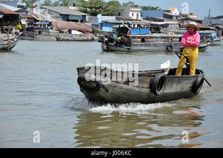 CAN THO, VIETNAM - Febbraio 17, 2013: tipico shack case, Riverside stils case lungo il delta del Mekong. La gente dalla periferia sono vive in povert Foto Stock