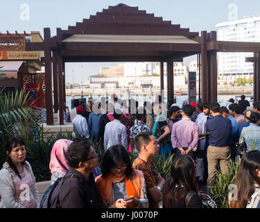 Coda di persone in acqua taxi stand a Dubai, UAE. Foto Stock