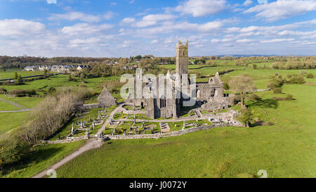 Vista aerea di un pubblico irlandese turistico gratuito landmark, Quin Abbey, County Clare, Irlanda. Antenna vista del paesaggio di questa splendida antica histor celtico Foto Stock