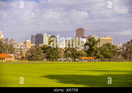 Adelaide Skyline vista sul prato verde campo da gioco vicino alla città Foto Stock
