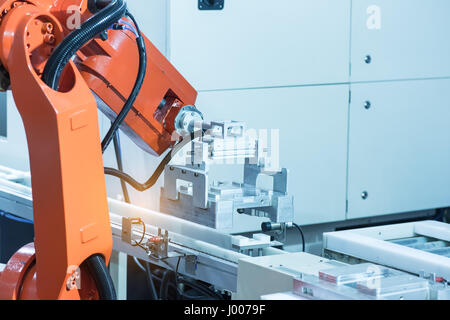 Macchina industriale e la fabbrica del braccio di robot,smart factory industry 4.0 concetto. Foto Stock