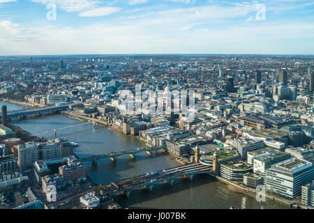 LONDON, Regno Unito - 09 Marzo 2017: panoramica vista aerea della città di Londra con la cattedrale di San Paolo e moderni edifici per uffici a Londra sul fiume Foto Stock