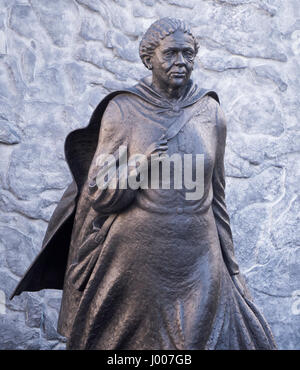 Statua di MARIA Seacole al di fuori di san Tommaso' Hospital di Londra, nato in Giamaica 1805, famoso per anziani ammalati e feriti dai soldati durante la Guerra di Crimea, Foto Stock