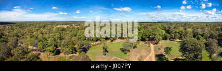 Vista panoramica della giungla cambogiana di Koh Ker tempio. Il tasso di deforestazione in Cambogia è uno dei più alti del mondo e spesso è perce Foto Stock