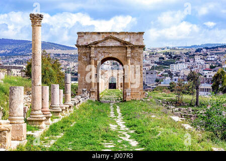 Il Tetrapylon settentrionale di Jerash, Giordania. Tetrapylon significa 'quattro cancelli' e di solito è un quadrato-struttura sagomata con un cancello su ciascun lato Foto Stock