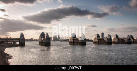 London, England, Regno Unito - 22 Marzo 2009: un colorato tramonto sagome i punti di riferimento della parte Est di Londra, compresi i grattacieli del Docklands di finanziario Foto Stock