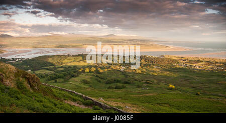 Il sole tramonta sull'estuario del Afon Dwyryd river a Porthmadog nel Galles del Nord, visto dal Moel-y-Gest montagna nel Parco Nazionale di Snowdonia. Foto Stock