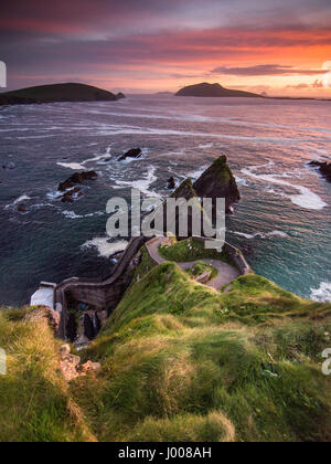 Tramonto a Dunquin Pier e le isole Blasket sulla rocciosa costa atlantica della penisola di Dingle in Irlanda la Contea di Kerry. Foto Stock