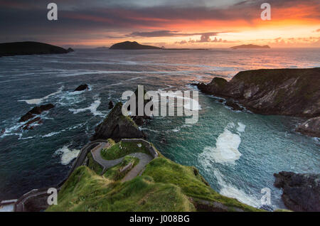 Un avvolgimento stretto sentiero conduce verso il basso le scogliere a Dunquin sulla penisola di Dingle in Irlanda la Contea di Kerry, con le isole Blasket beyind. Foto Stock