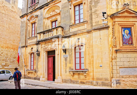 Mdina, Malta - Aprile 4, 2014: Uomo alla stazione di polizia di edificio in Mdina città vecchia, Malta Foto Stock