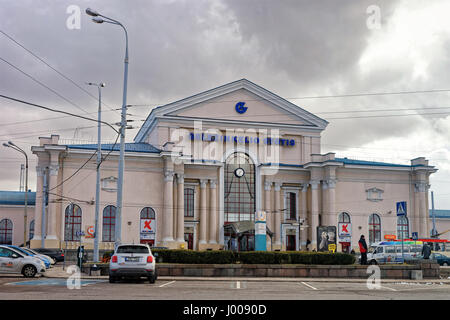 Vilnius, Lituania - 25 Febbraio 2017: Stazione Ferroviaria di Vilnius, Lituania. Persone sullo sfondo Foto Stock