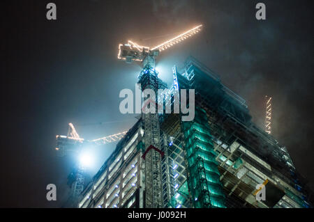 London, England, Regno Unito - 16 dicembre 2009: inverno derive di nebbia attraverso la torre di airone grattacielo in costruzione nella città di Londra. Foto Stock