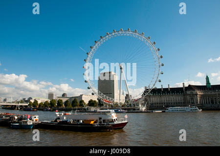 LONDON, Regno Unito - 10 Ottobre 2012: iconica " London Eye' ruota panoramica sulle rive del fiume Tamigi Foto Stock