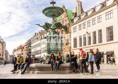 La Cicogna Fontana con giovani seduta sul bordo. Amagertorv nel centro di Copenhagen, Danimarca - 23 Mars, 2017 Foto Stock