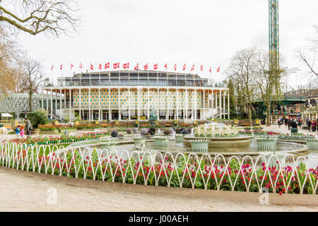 La sala concerti nei Giardini di Tivoli con bandiere, fontane e fiori, Copenaghen, Aprile 6, 2017. Foto Stock