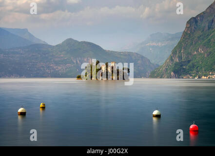 Piccola isola di Loreto sul lago d'Iseo e quattro boe, Italia Foto Stock