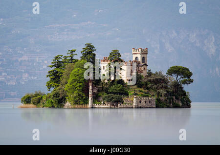 Piccola isola di Loreto sul lago d'Iseo, Italia Foto Stock