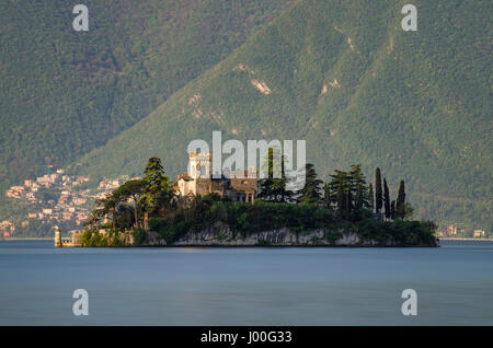 Piccola isola di Loreto sul lago d'Iseo all'alba, Italia Foto Stock