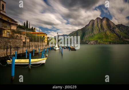 Porto di Riva di Solto sul lago d'Iseo con le montagne sullo sfondo, Italia Foto Stock