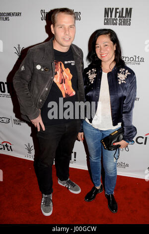 Shepard Fairey e Amanda Fairey arrivare per la premiere di 'Scaldo! Il Psycho-Spiritual Mantra di roccia" tenutasi presso i Teatri del Pacifico a Los Angeles, California at The Grove il 5 aprile 2017. Foto Stock