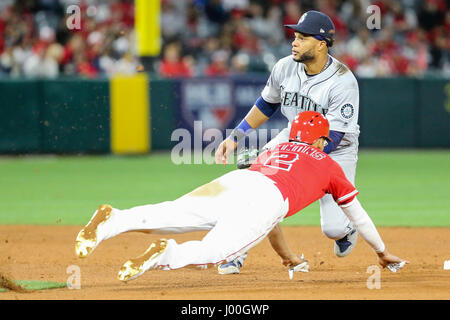 7 aprile 2017: Los Angeles Angeli shorstop Andrelton Simmons #2 immersioni in seconda base come Seattle Mariners secondo baseman Robinson Cano #22 attende per il lancio del gioco tra i Seattle Mariners e Los Angeles gli angeli di Anaheim, Angel Stadium di Anaheim, CA, fotografo: Pietro Joneleit Foto Stock