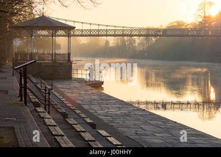 Fiume Dee a Chester durante una spettacolare alba con nebbia sul fiume in primavera, Cheshire, Regno Unito Foto Stock