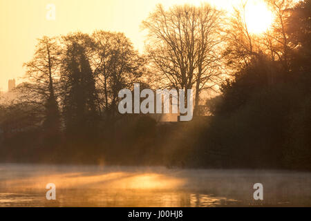 Fiume Dee a Chester durante una spettacolare alba con nebbia sul fiume in primavera, Cheshire, Regno Unito Foto Stock