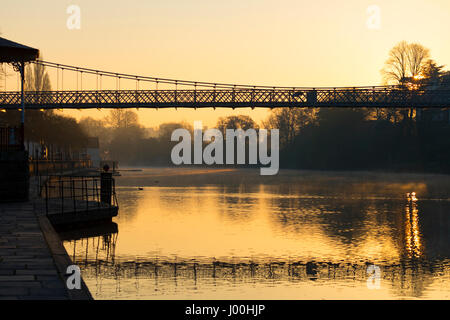 Fiume Dee a Chester durante una spettacolare alba con nebbia sul fiume in primavera, Cheshire, Regno Unito Foto Stock