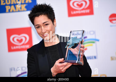 Ruggine, Germania. 07 apr, 2017. La televisione tedesca presenter Dunja Hayali pone con una Radio Regenbogen Award nell'Europa-Park di Rust, Germania, 07 aprile 2017. Foto: Uwe Anspach/dpa/Alamy Live News Foto Stock