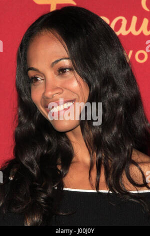 Los Angeles, CA, Stati Uniti d'America. 7 apr, 2017. LOS ANGELES - APR 7: Zoe Saldana al Madame Tussauds di Hollywood Zoe Saldana cera figura scoprimento al Madame Tussauds di Hollywood il 7 aprile 2017 a Los Angeles, CA Credito: Hpa/via filo di ZUMA ZUMA/filo/Alamy Live News Foto Stock