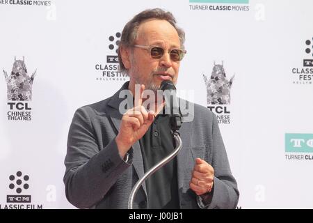 Los Angeles, CA, Stati Uniti d'America. 7 apr, 2017. Billy Crystal in corrispondenza di una apparizione pubblica per Carl Reiner e Rob Reiner mano- e cerimonia di impronta, TCL teatro cinese (in precedenza Grauman's), Los Angeles, CA 7 aprile 2017. Credito: Priscilla concedere/Everett raccolta/Alamy Live News Foto Stock