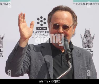 Los Angeles, CA, Stati Uniti d'America. 7 apr, 2017. Billy Crystal in corrispondenza di una apparizione pubblica per Carl Reiner e Rob Reiner mano- e cerimonia di impronta, TCL teatro cinese (in precedenza Grauman's), Los Angeles, CA 7 aprile 2017. Credito: Priscilla concedere/Everett raccolta/Alamy Live News Foto Stock