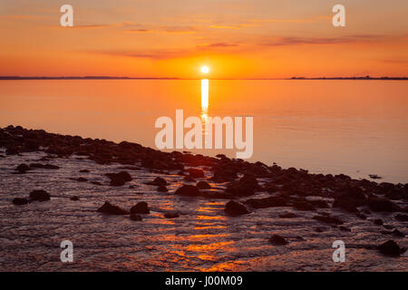 Barton-su-Humber, North Lincolnshire, Regno Unito. 7 Aprile, 2017. Meteo REGNO UNITO: Barton-su-Humber, North Lincolnshire, Regno Unito. 7 apr, 2017. Un colorato tramonto sul fiume Humber. Credito: LEE BEEL/Alamy Live News Foto Stock