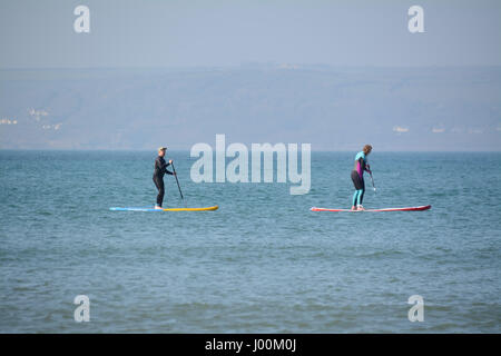 Marazion, Cornwall, Regno Unito. 8 apr, 2017. Regno Unito Meteo. Dog walkers, cavalieri e paddle boarders tutti godendo la mattina di sole sulla spiaggia di Marazion. Credito: Simon Maycock/Alamy Live News Foto Stock