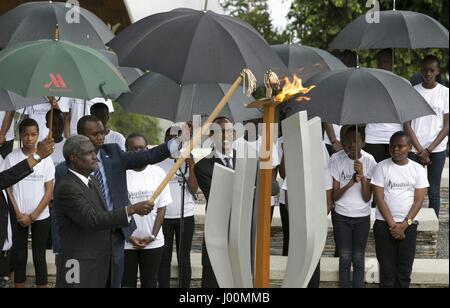 Il Kigali. 8 apr, 2017. Il presidente rwandese Paul Kagame (R) anteriore e della Commissione dell'Unione Africana, Presidente Moussa Faki Mahamat (L, anteriore) luce della fiamma del ricordo presso il memoriale del genocidio a Gisozi a Kigali, Ruanda, in data 7 aprile 2017. Illuminazione della fiamma di speranza e la posa della corona al Kigali Genocide Memorial Centre segnò l inizio del XXIII commemorazione del genocidio del 1994 in cui più di un milione di persone in Ruanda, in maggioranza Tutsi e Hutu moderati sono stati uccisi. Credito: Xinhua/Alamy Live News Foto Stock